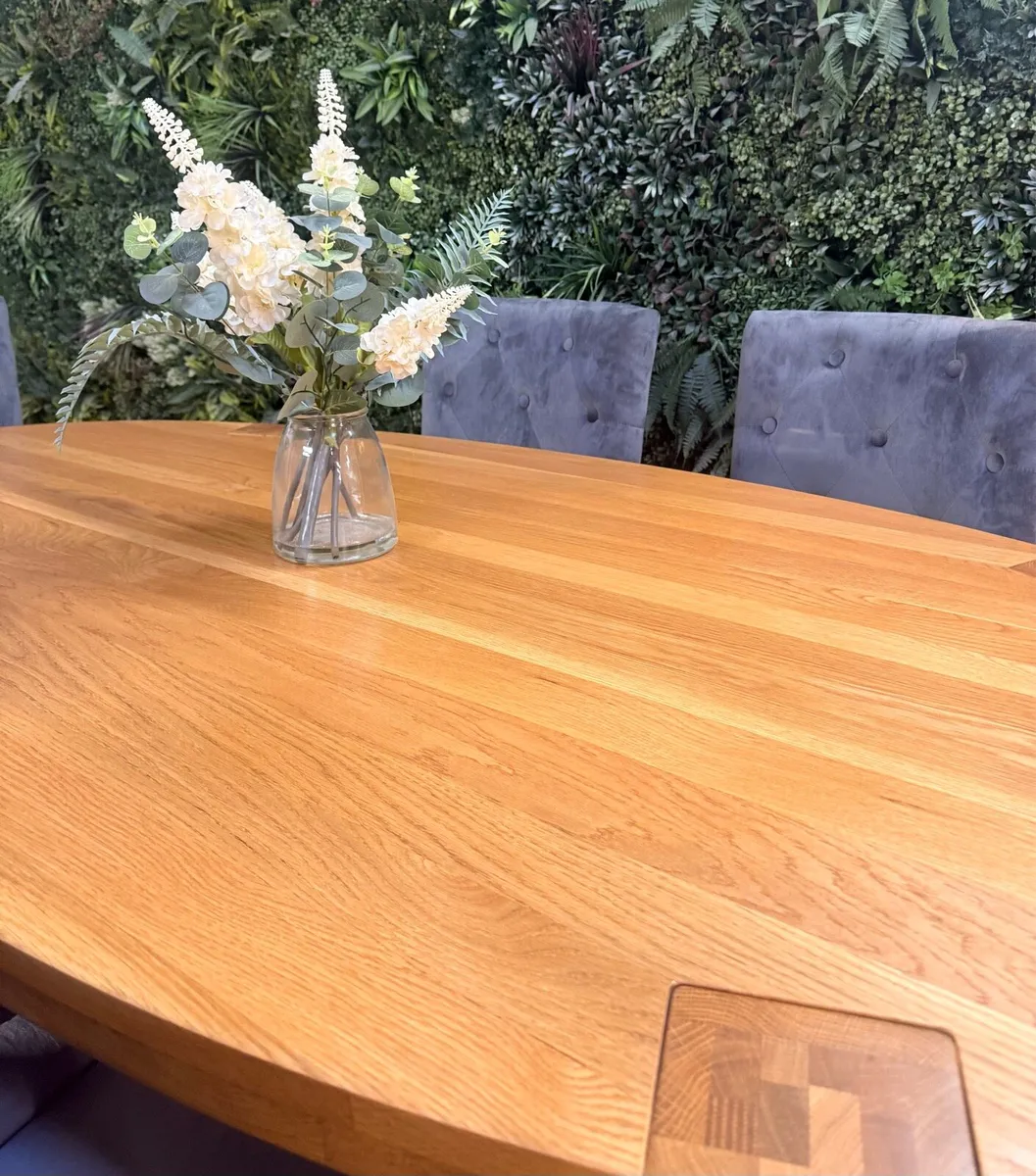 Solid oak oval dining table with 6 chairs (Ex-disp - Image 3