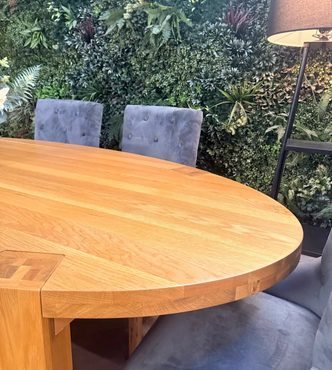 Solid oak oval dining table with 6 chairs (Ex-disp - Image 2