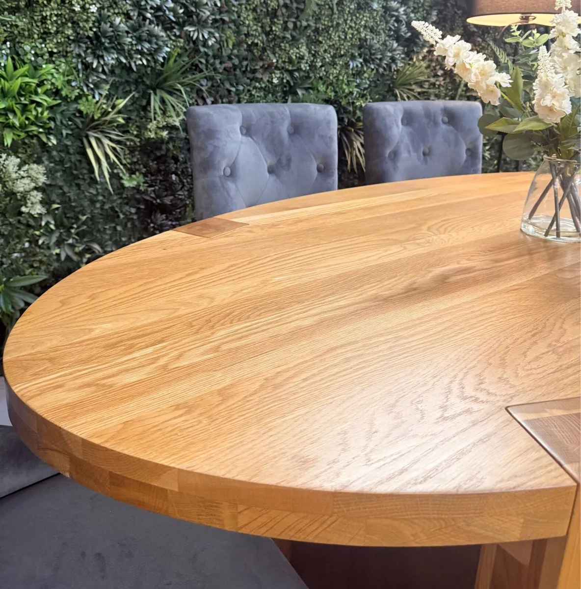 Solid oak oval dining table with 6 chairs (Ex-disp - Image 4