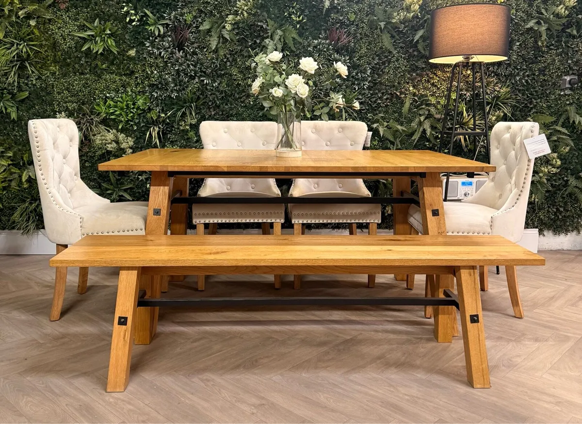 Solid oak dining table, 4 chairs & bench (Ex-displ - Image 3