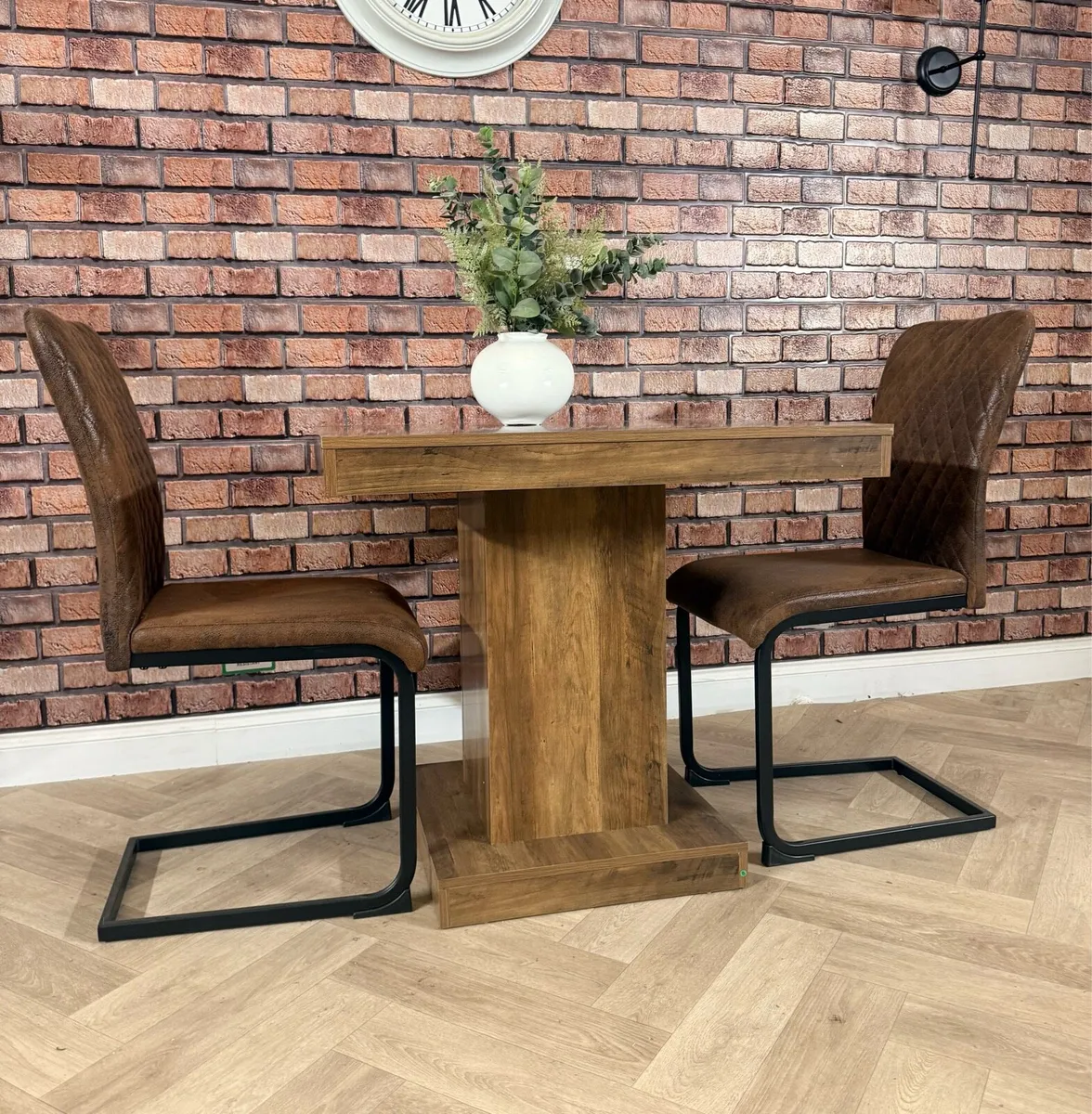 New* Pedestal base dining table with 2 chairs - Image 1
