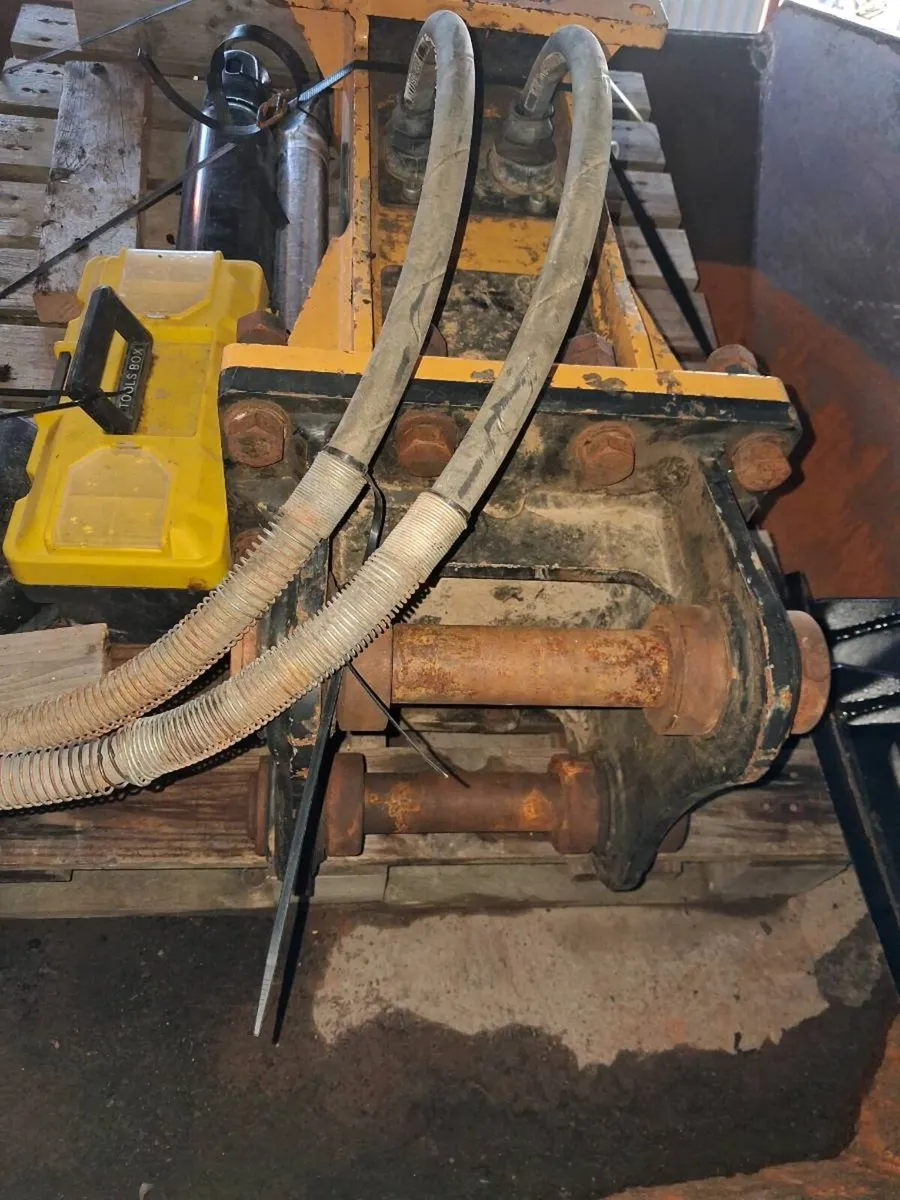 4= to 6 ton post driver and breaker - Image 1