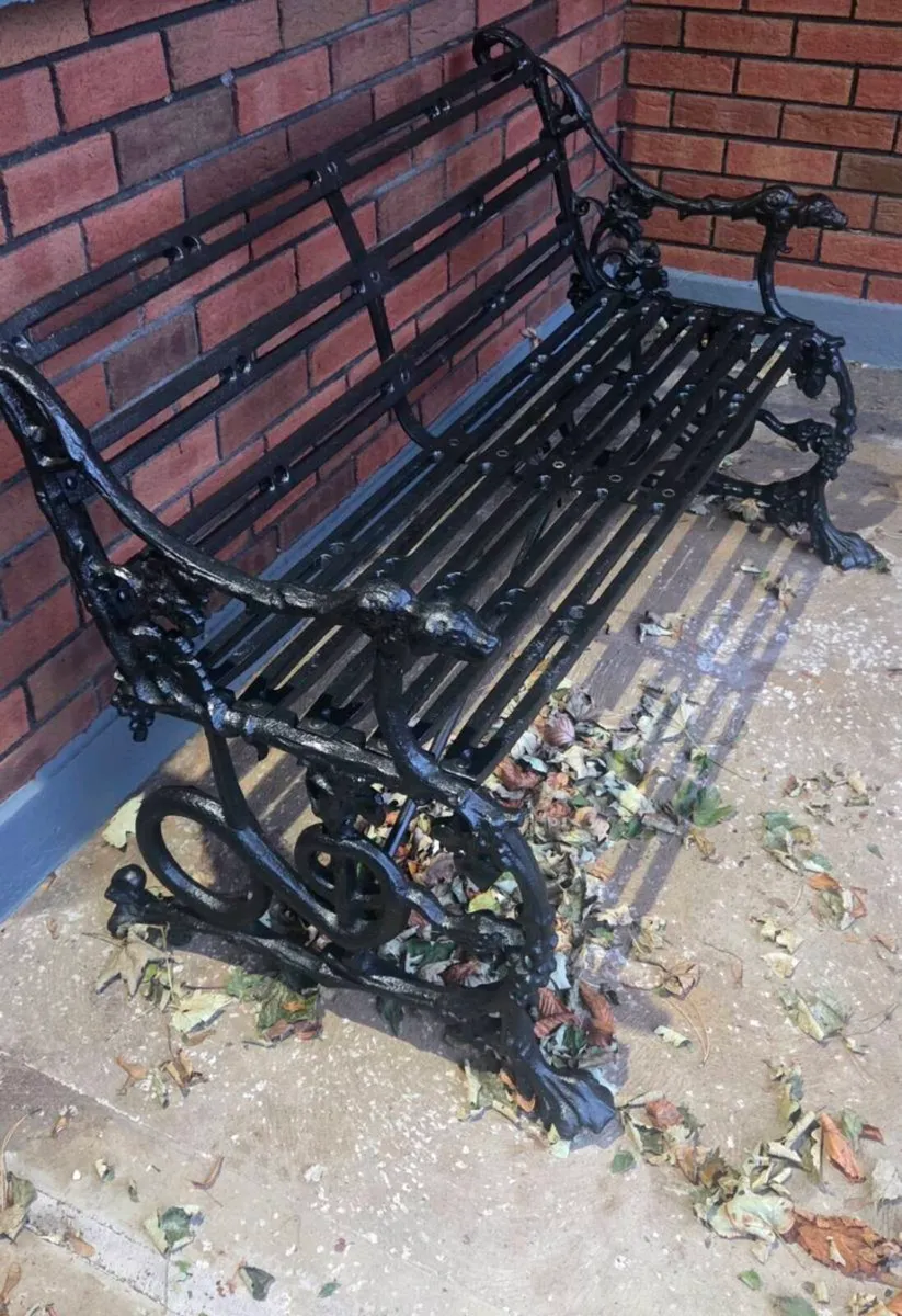 Garden   bench  solid  cast iron very very heavy - Image 1