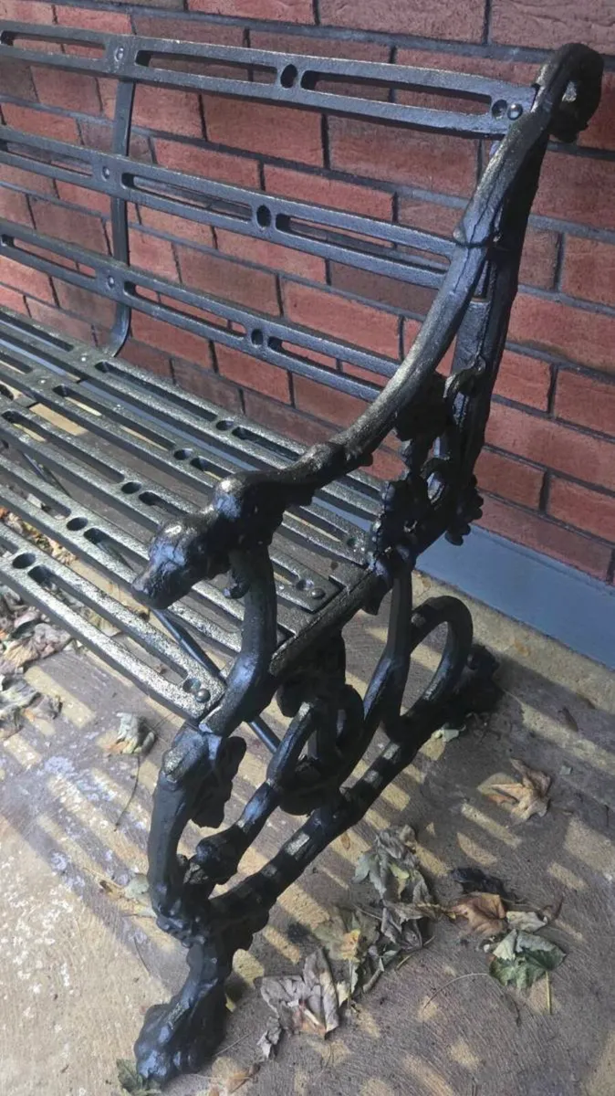 Garden   bench  solid  cast iron very very heavy - Image 4