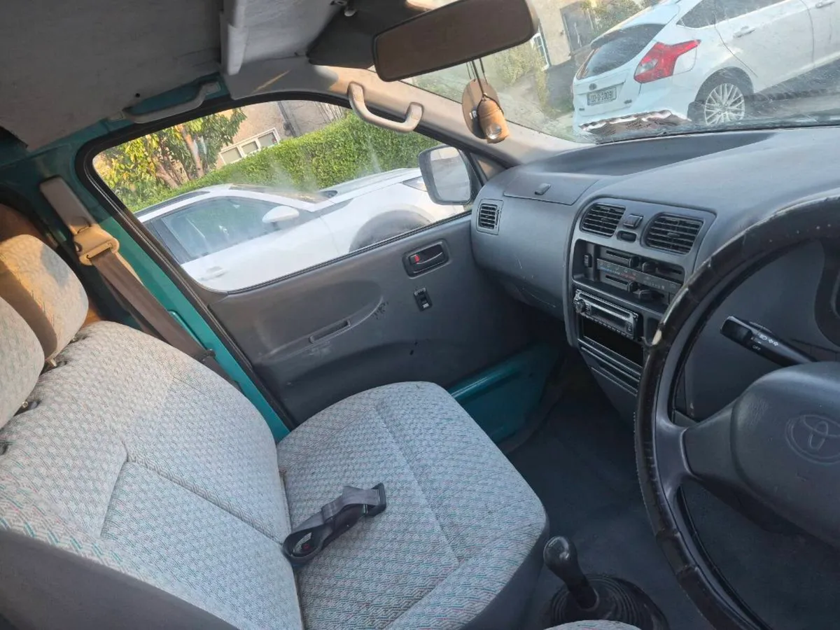 2005 toyota hiace - Image 2