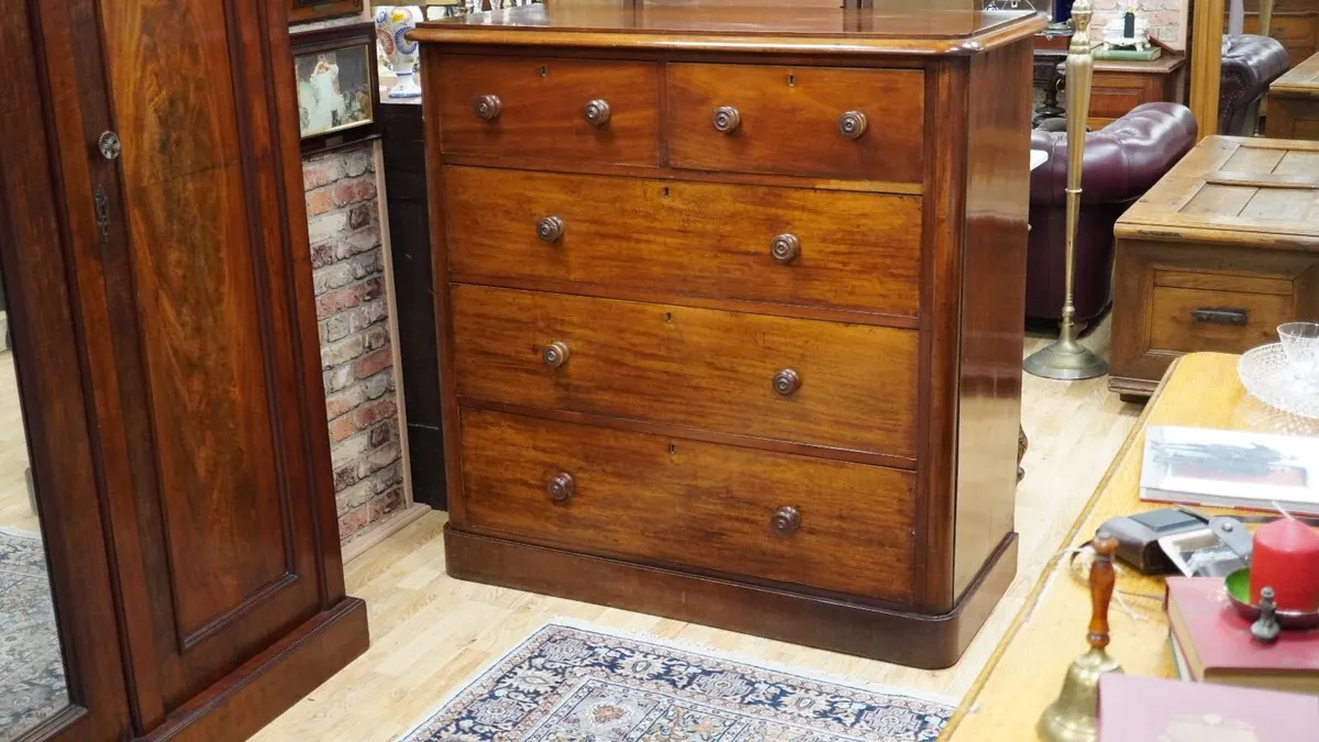 Victorian Mahogany Chest of Drawers - Image 1