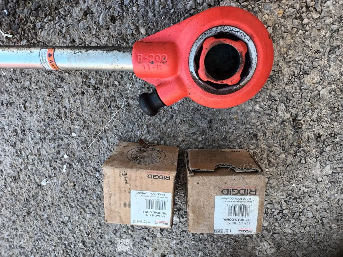 Manual thread cutter wrench and dies - Image 2