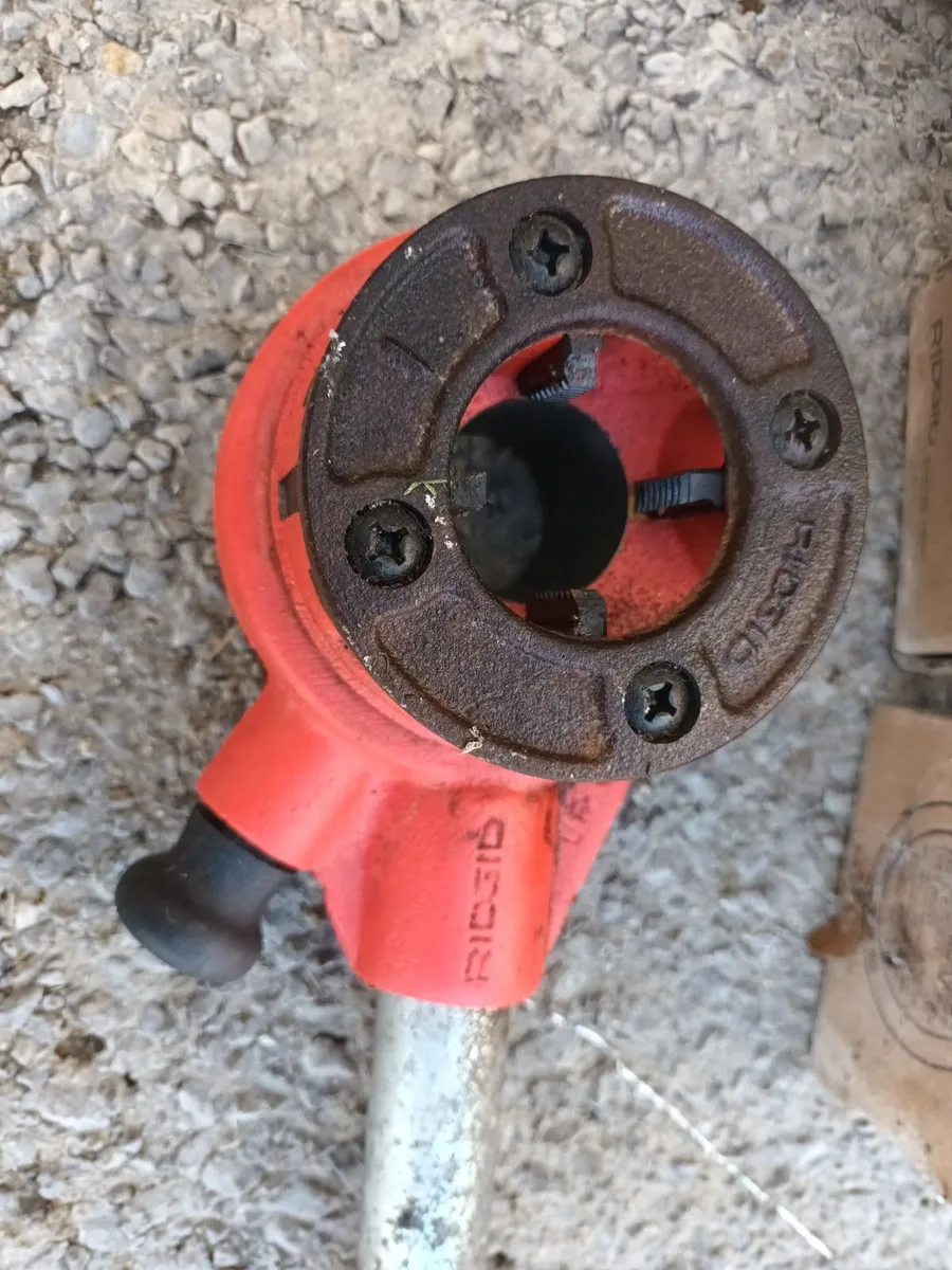 Manual thread cutter wrench and dies - Image 1