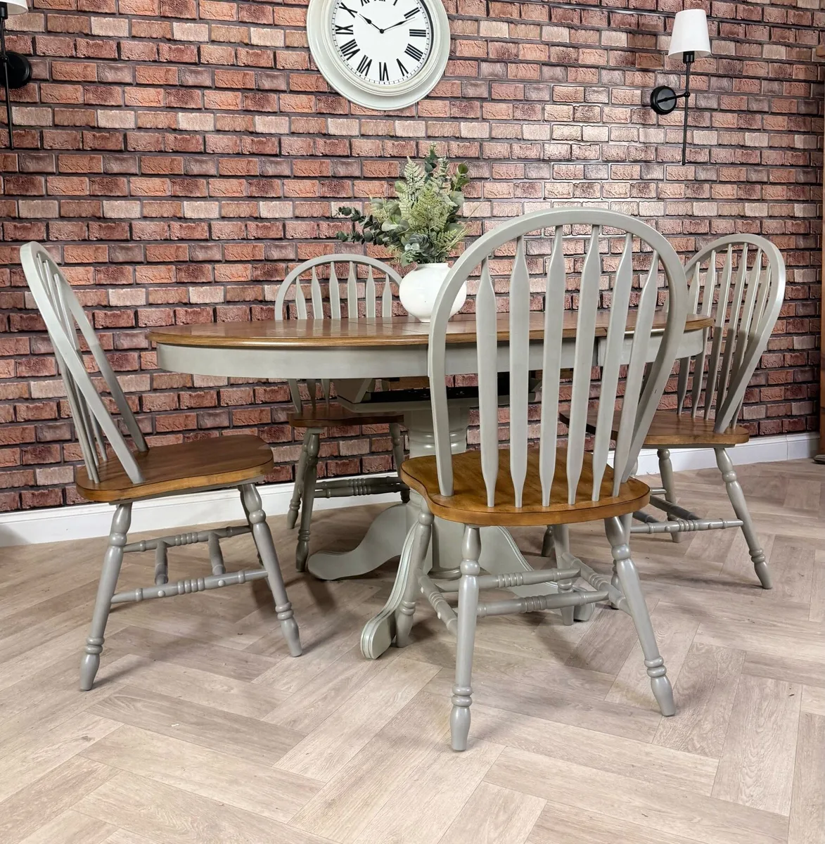 Extending oak dining table & 4 chairs - Image 1