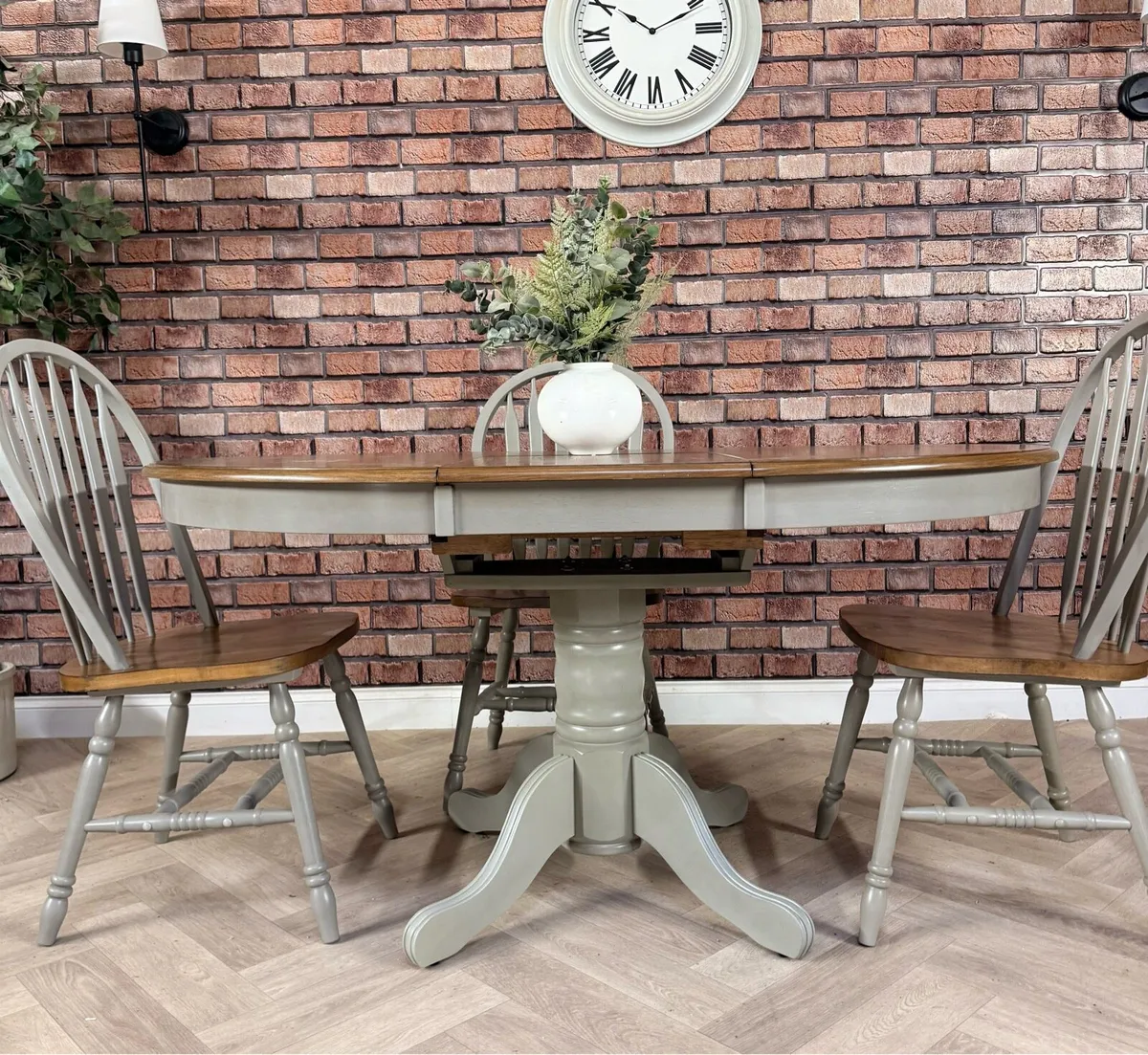 Extending oak dining table & 4 chairs - Image 3
