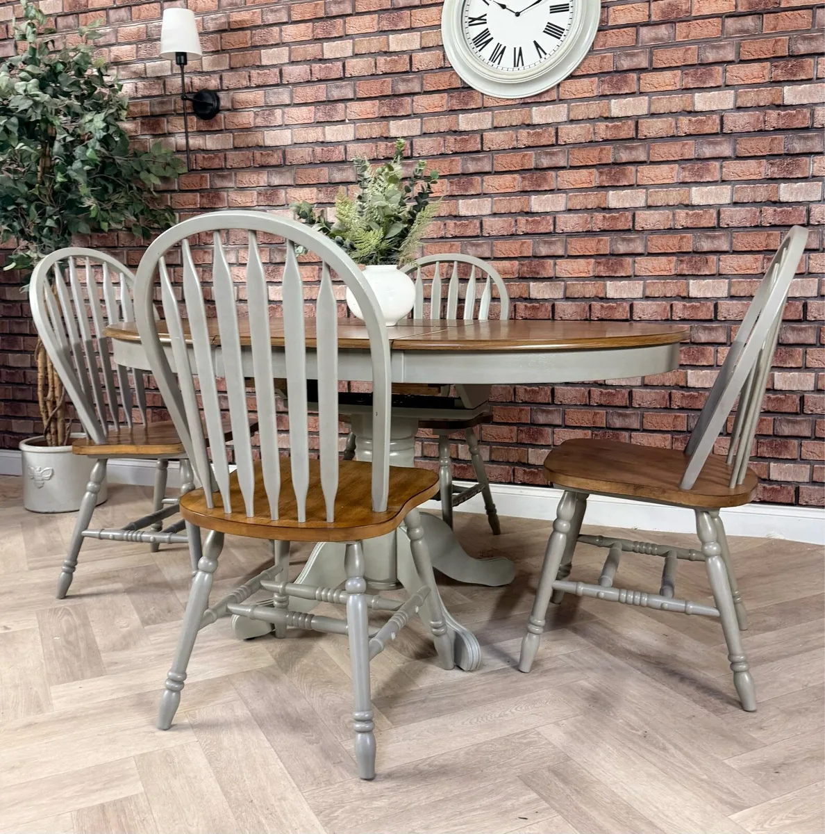 Extending oak dining table & 4 chairs - Image 2