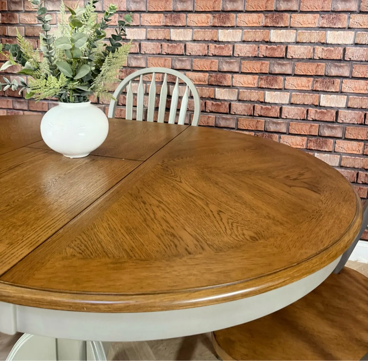 Extending oak dining table & 4 chairs - Image 4