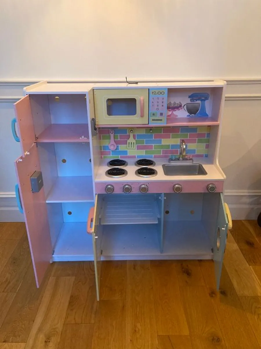 Toy Kitchen large immaculate condition - Image 3