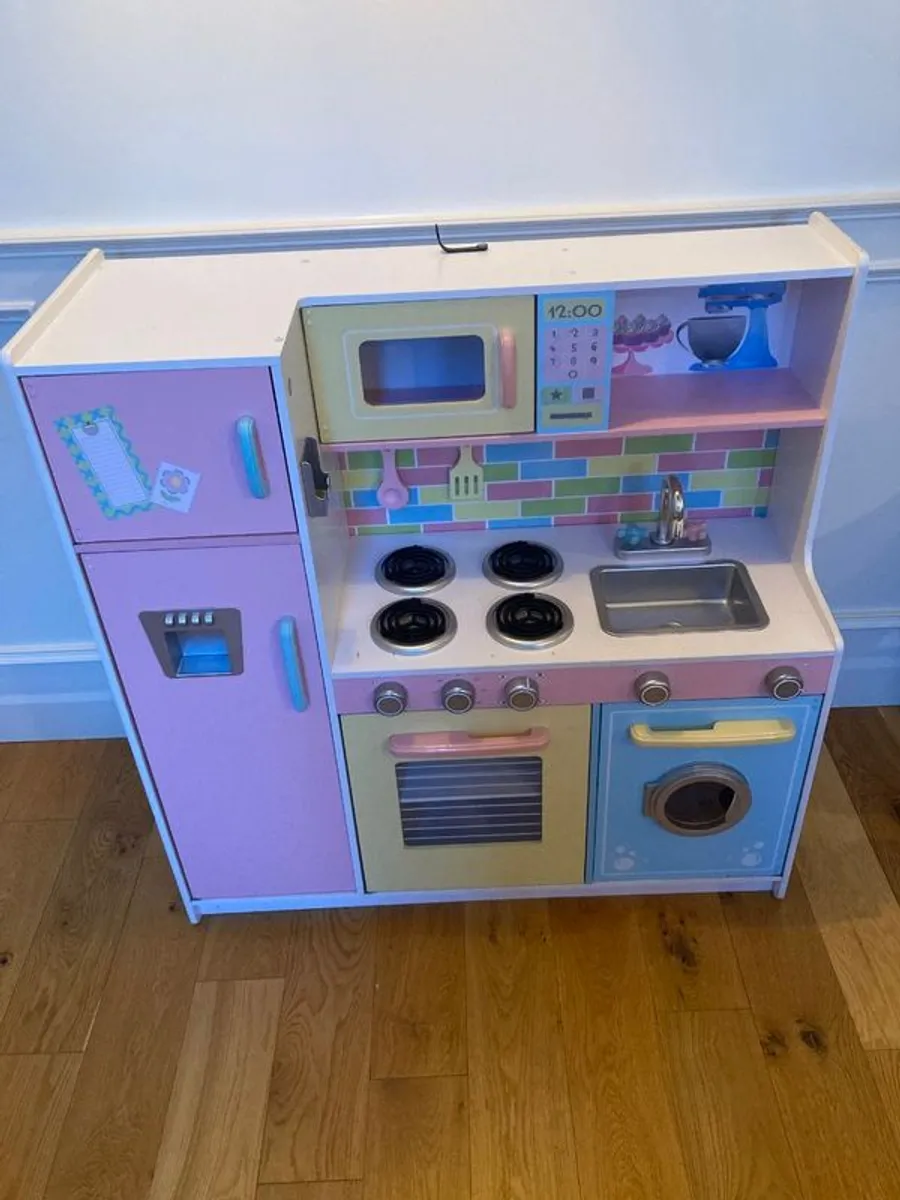 Toy Kitchen large immaculate condition - Image 2
