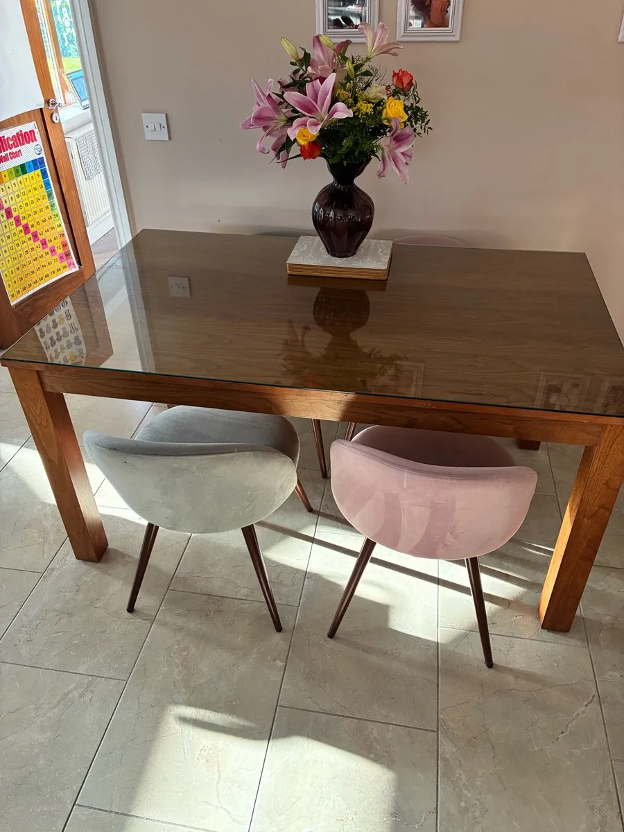 Oak table and four chairs - Image 1