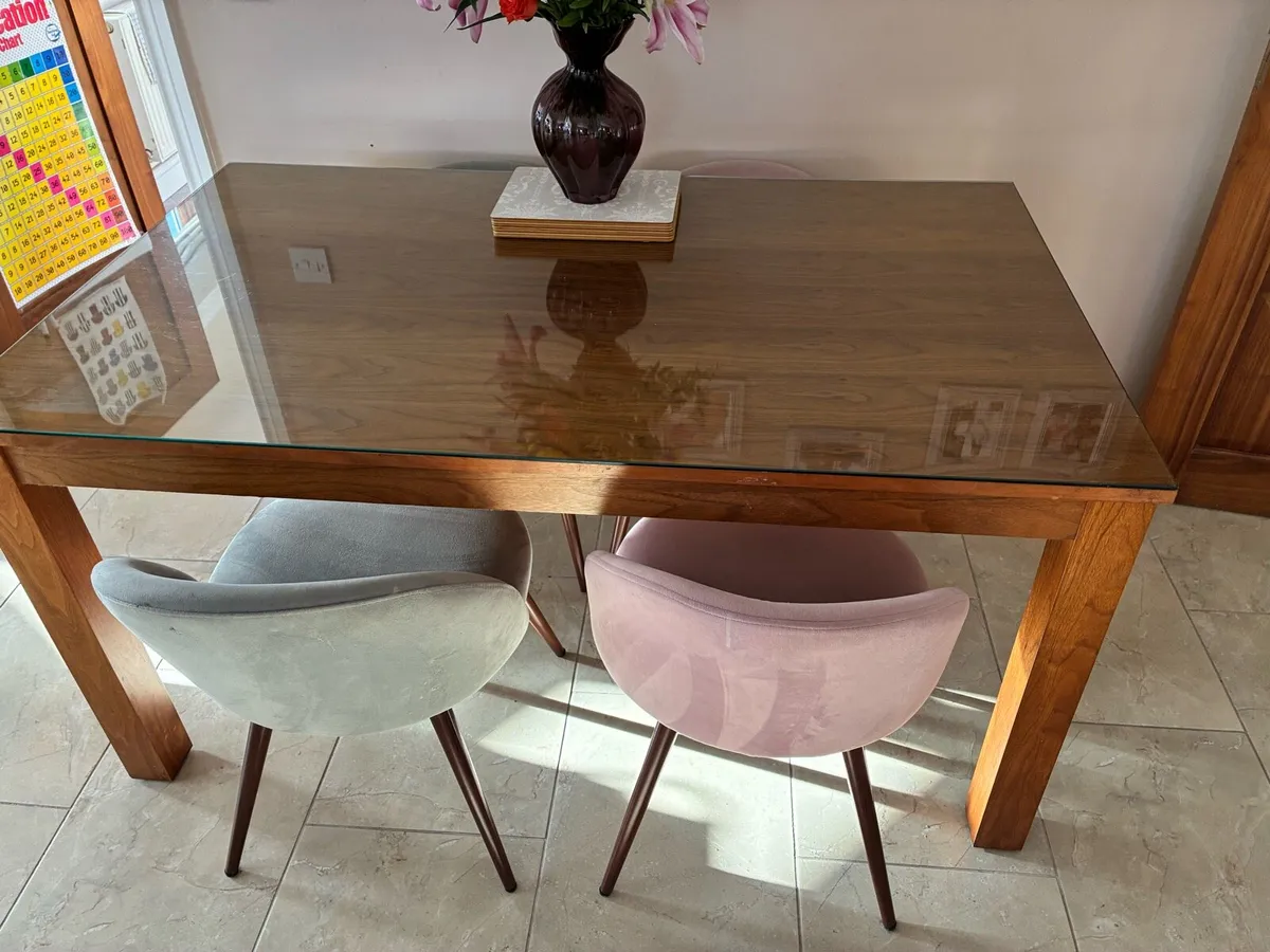 Oak table and four chairs - Image 2