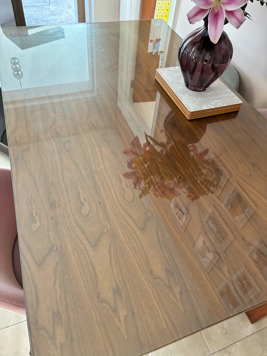 Oak table and four chairs - Image 4