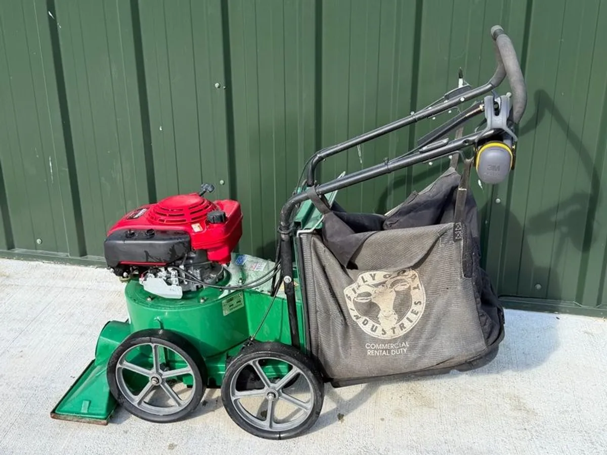 'Billy Goat' Commercial Garden Vacuum with 150L bag and ancillary suction hose - Image 1