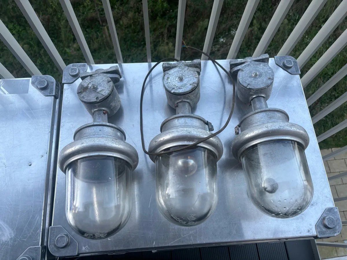 Explosion proof lighting fixtures - Image 1