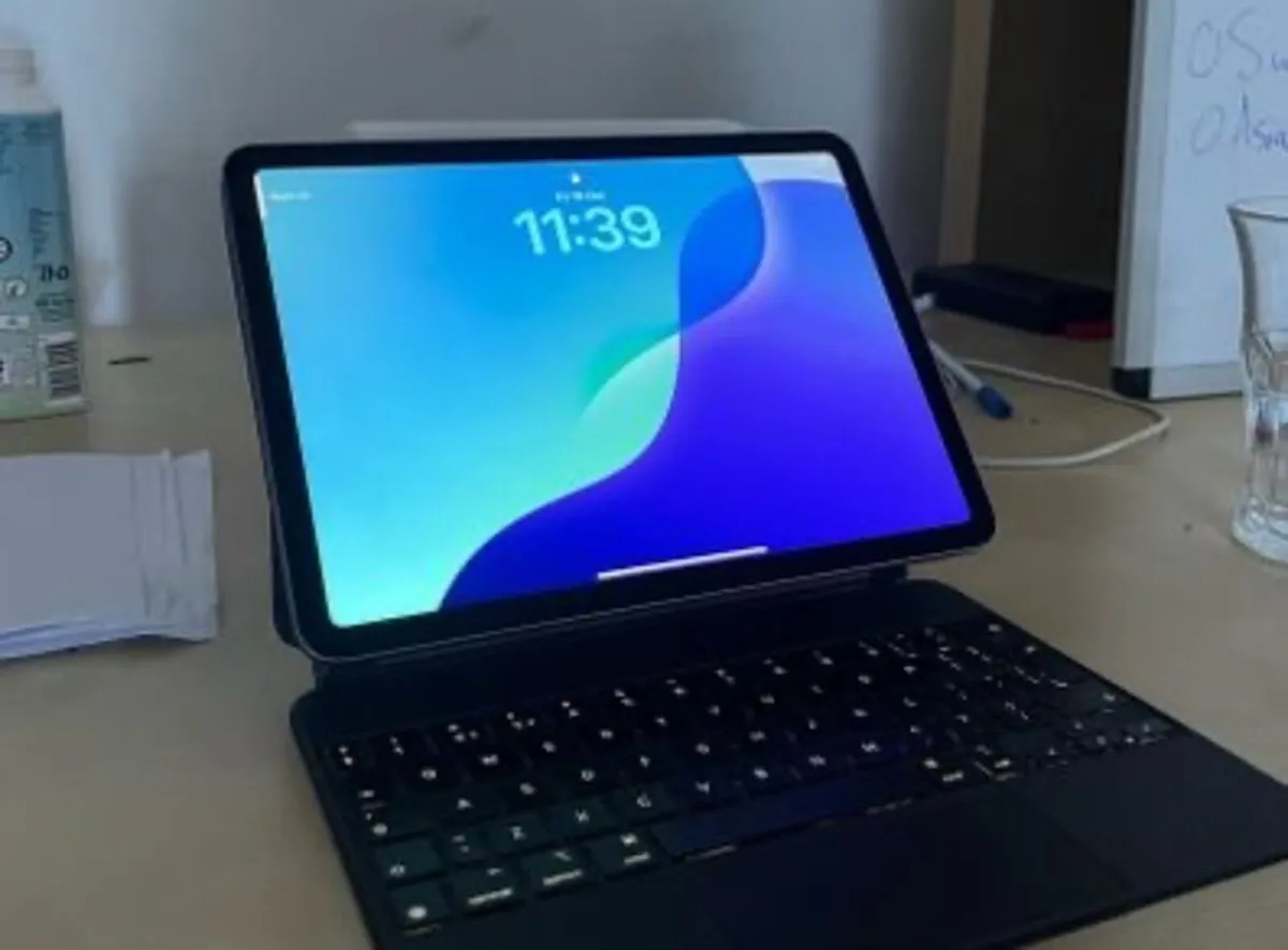 iPad Air 5th Gen 64GB + Magic Keyboard + Apple Pen