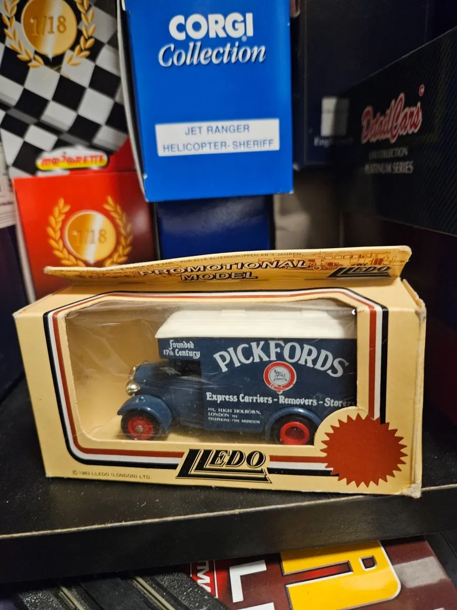 Corgi Lledo Pickfords Truck