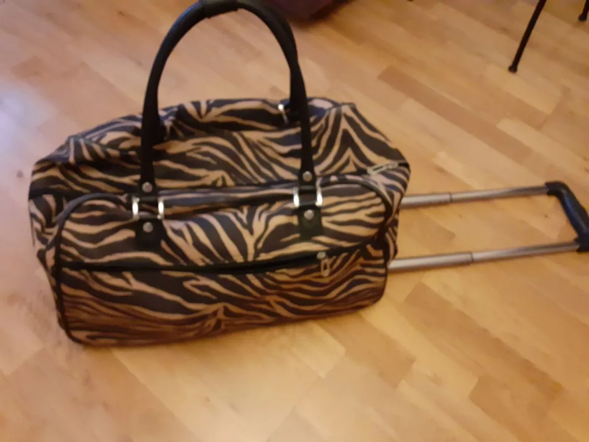 2 wheeled holdall bag suitcase - Image 2