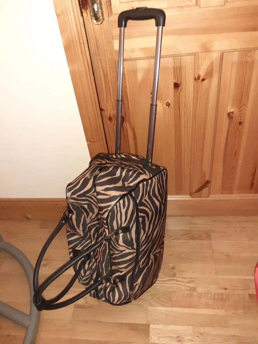 2 wheeled holdall bag suitcase - Image 3