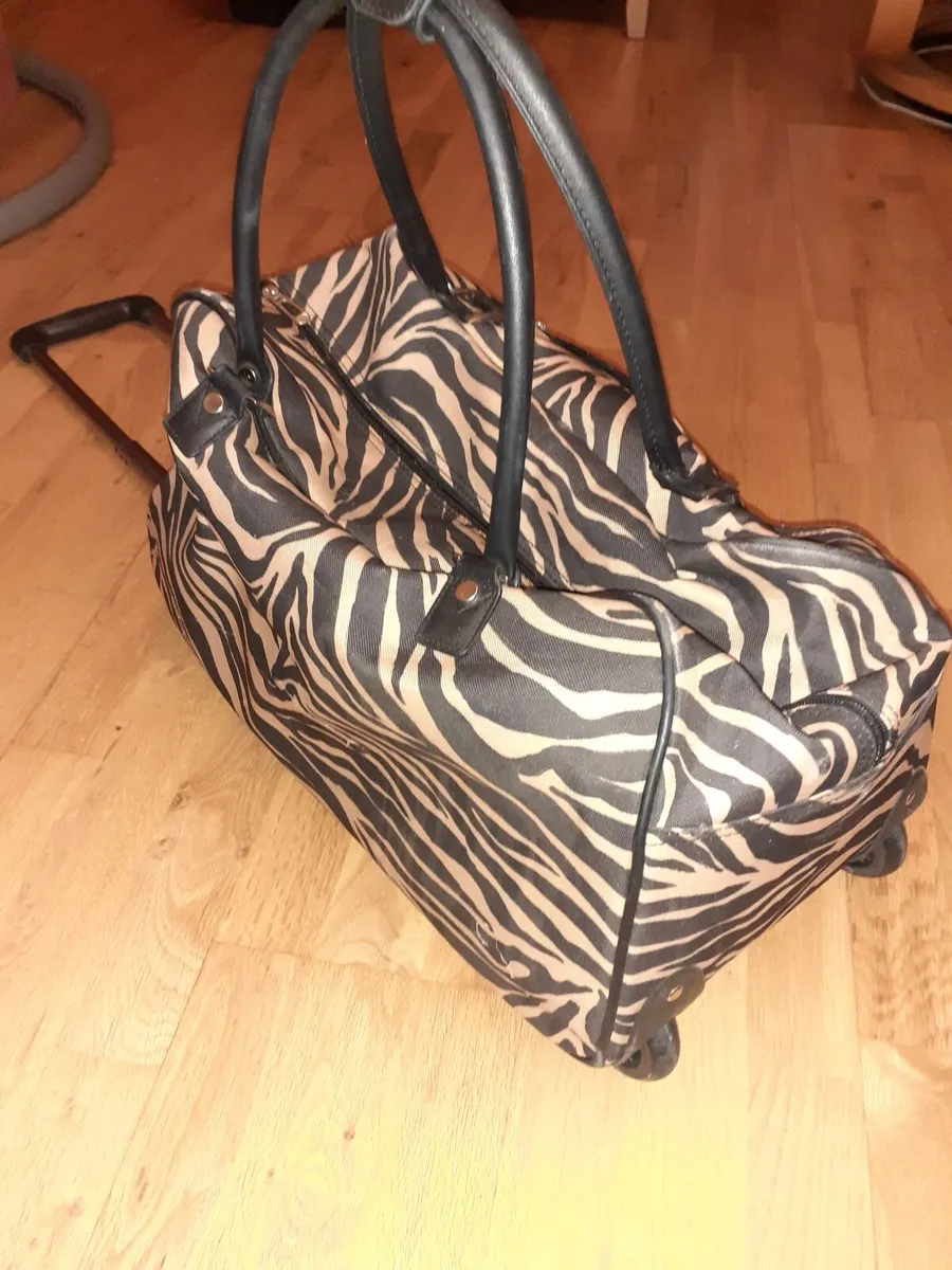 2 wheeled holdall bag suitcase - Image 1