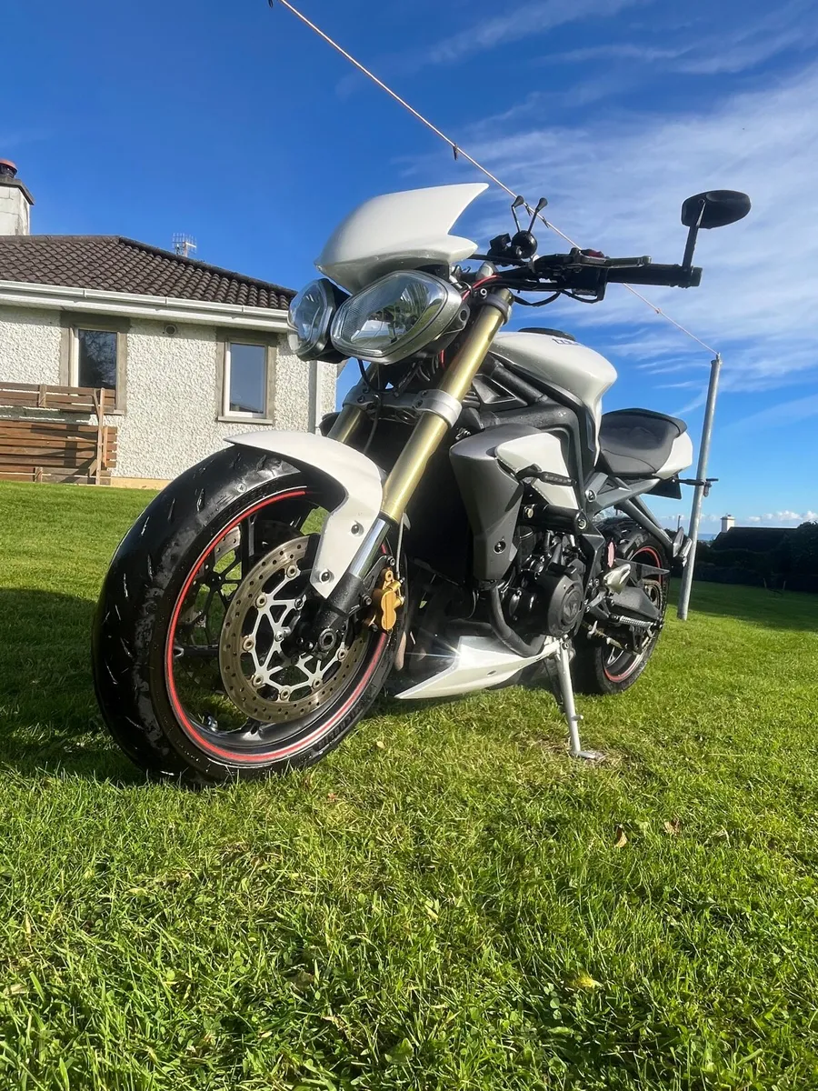 TRIUMPH STREET TRIPLE 675 2013 - Image 1