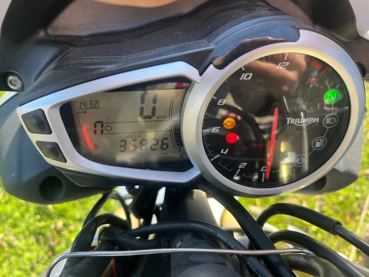 TRIUMPH STREET TRIPLE 675 2013 - Image 2