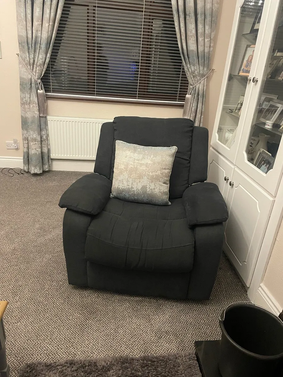 3+1+1 Charcoal grey couch - electric recliners - Image 3