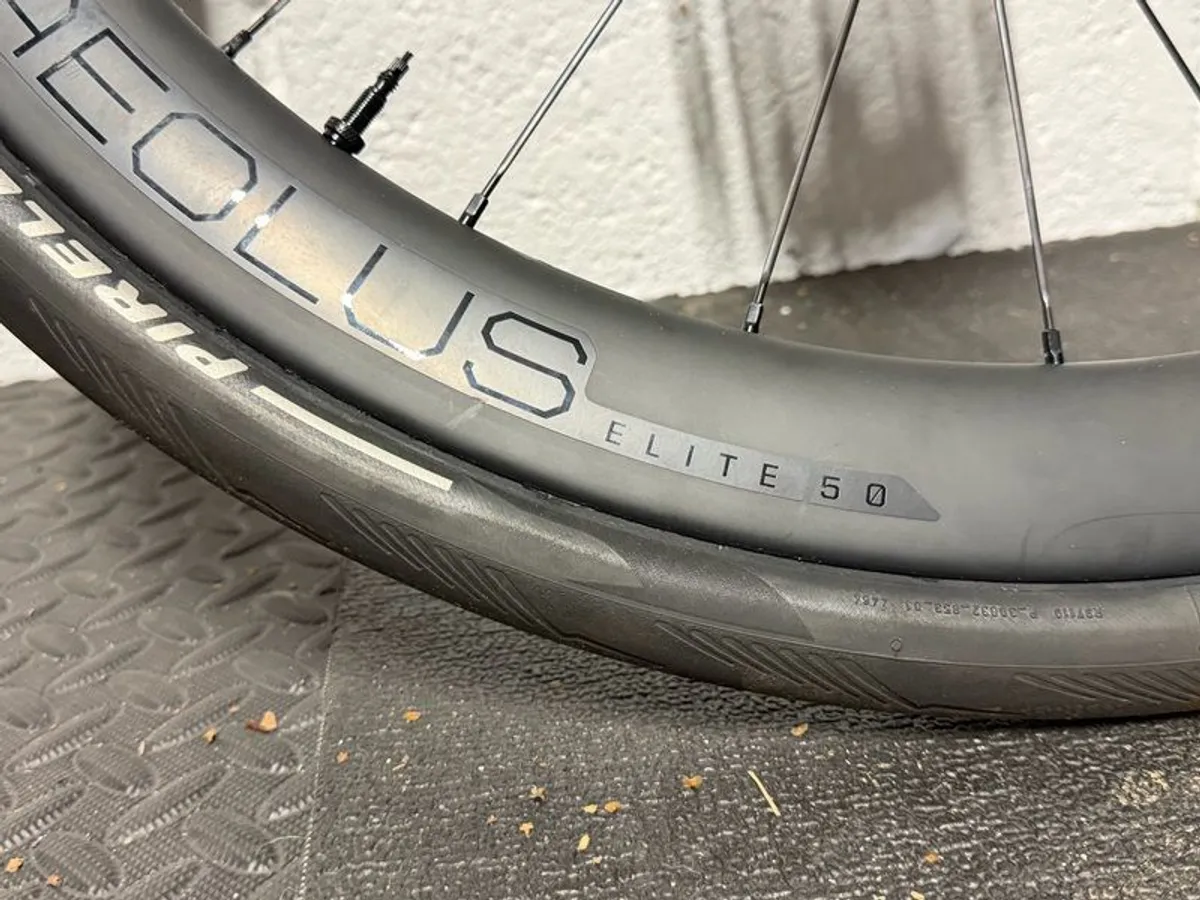 Bontrager Aeolus Elite 50 Tlr Disc Road Wheel Set - Image 1