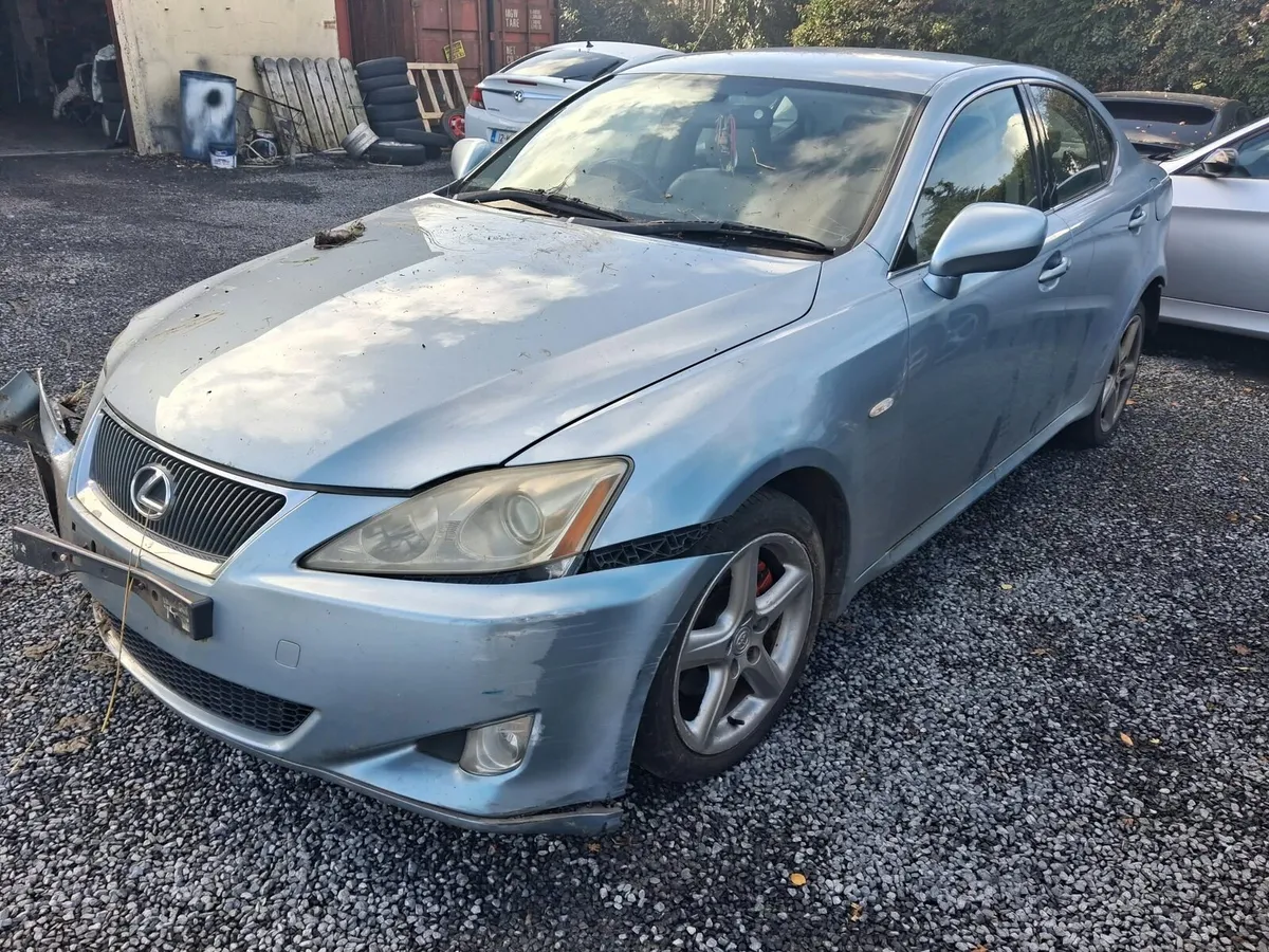Lexus is 220d  for parts - Image 1