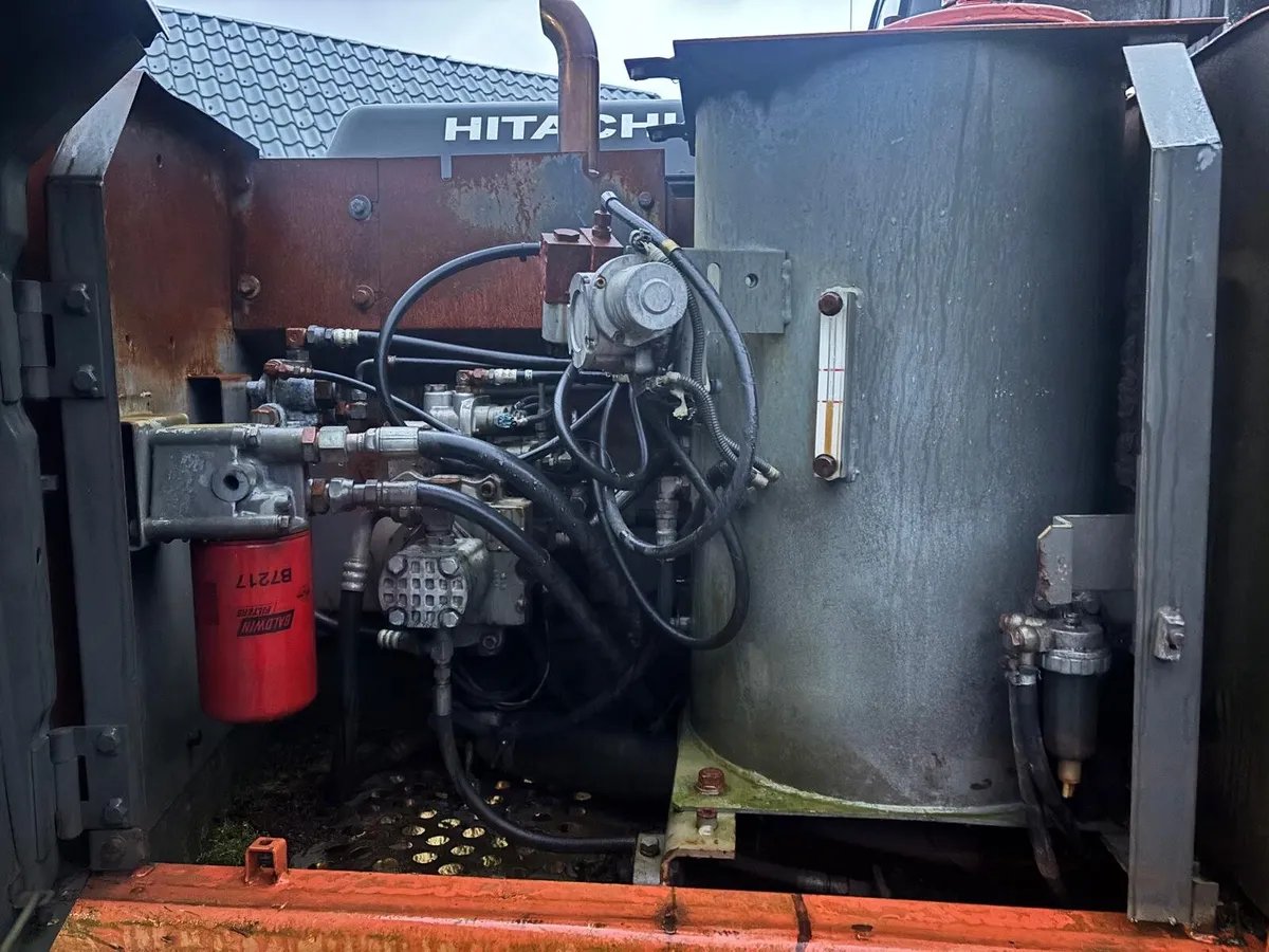 Hitachi digger - Image 4
