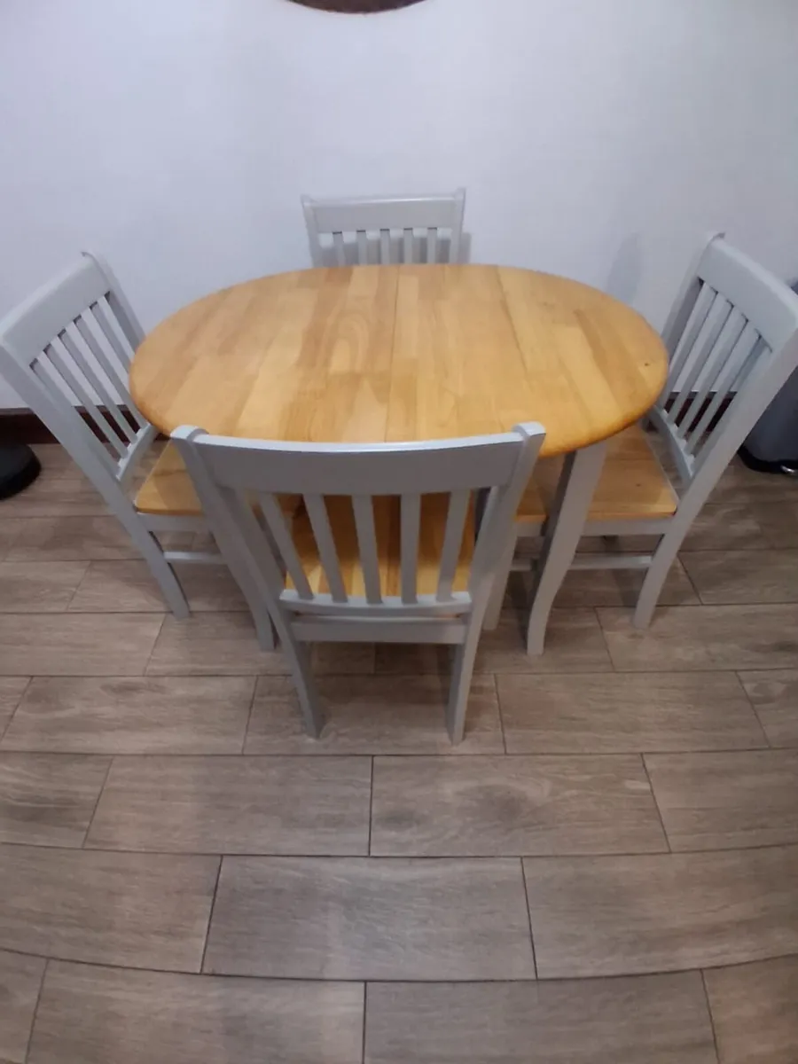 Solid Table and chairs - Image 3
