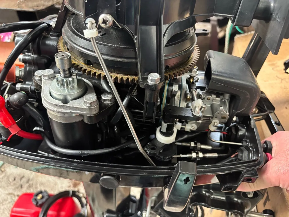 9.8 2 stroke tiller electric & pull start outboard - Image 4