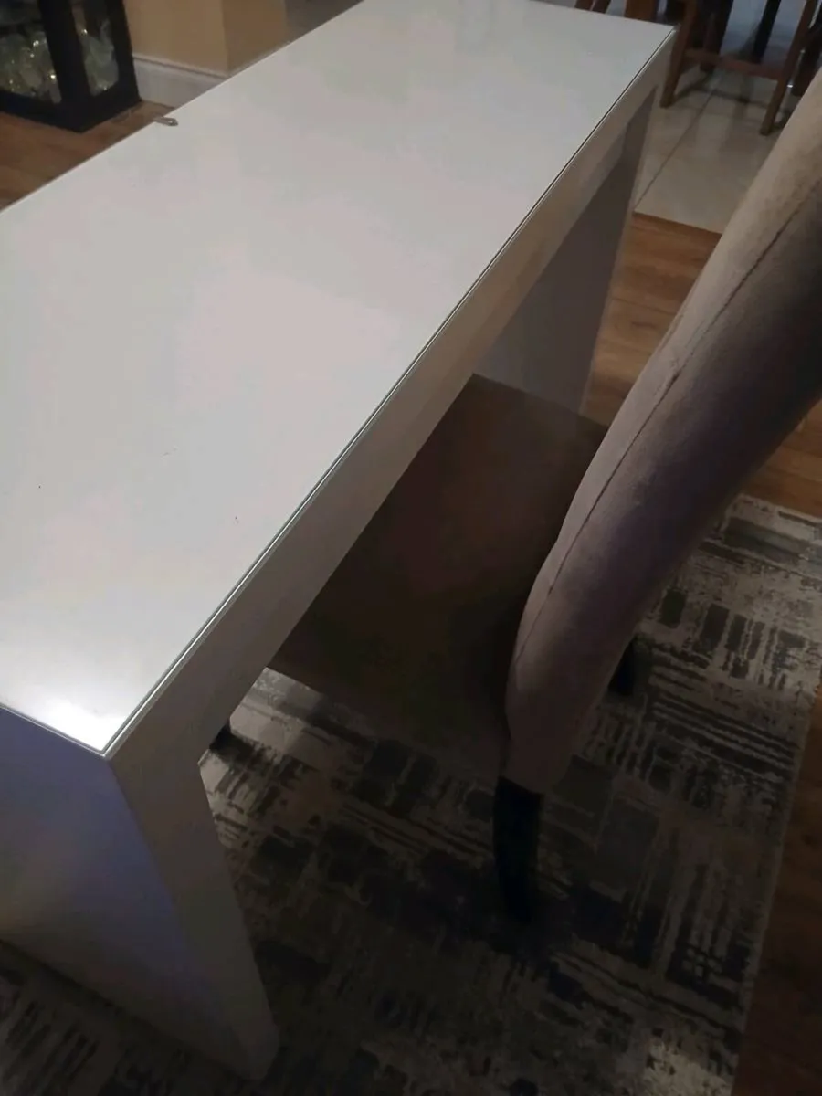 Vanity unit and chair - Image 1