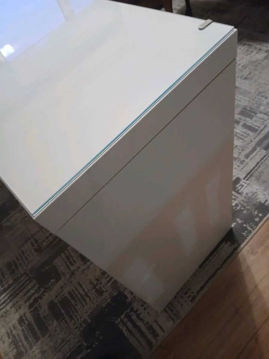 Vanity unit and chair - Image 4