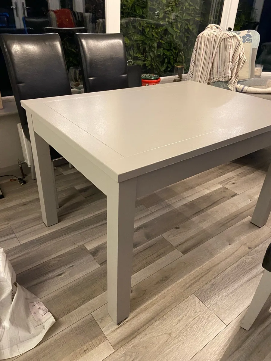 Kitchen table and chairs - Image 1