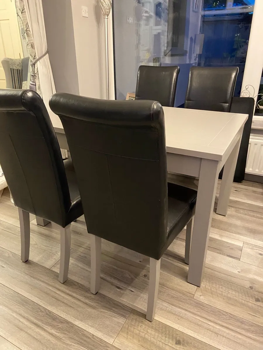 Kitchen table and chairs - Image 3