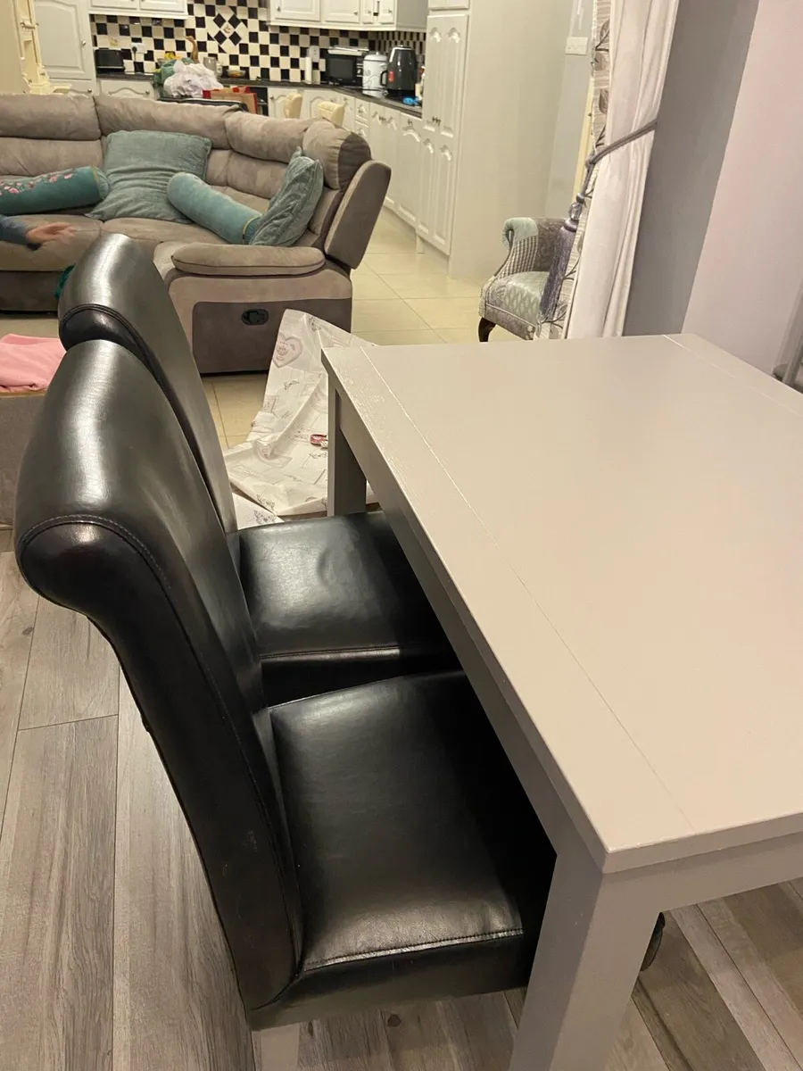 Kitchen table and chairs - Image 4