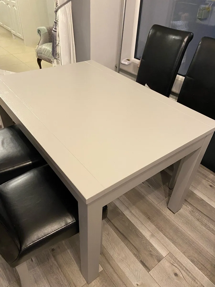 Kitchen table and chairs - Image 2