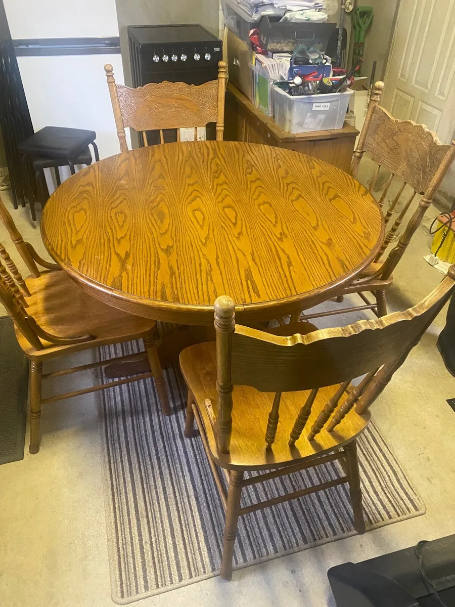 Table and chairs - Image 1