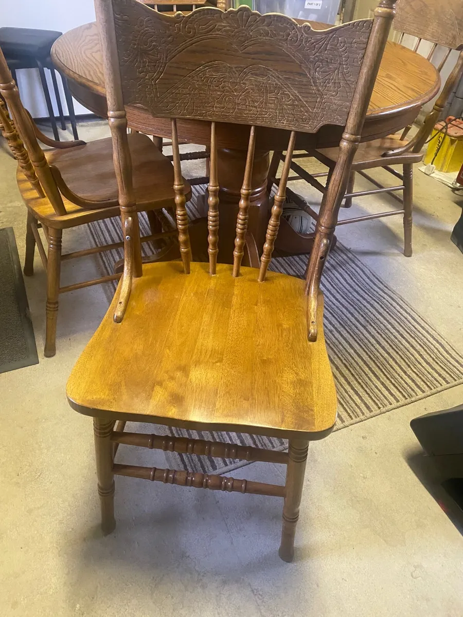 Table and chairs - Image 2