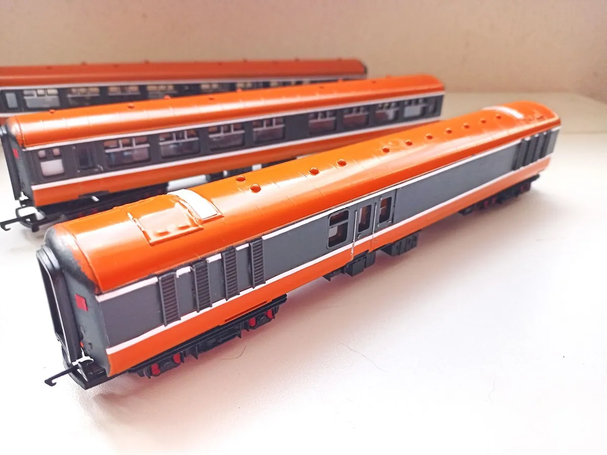MODEL  RAILWAY  IRISH  MK 2  COACHES - Image 1