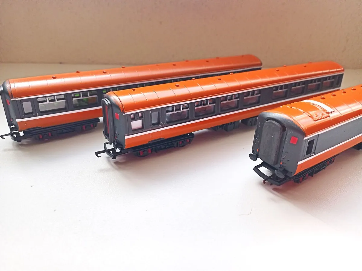 MODEL  RAILWAY  IRISH  MK 2  COACHES - Image 3