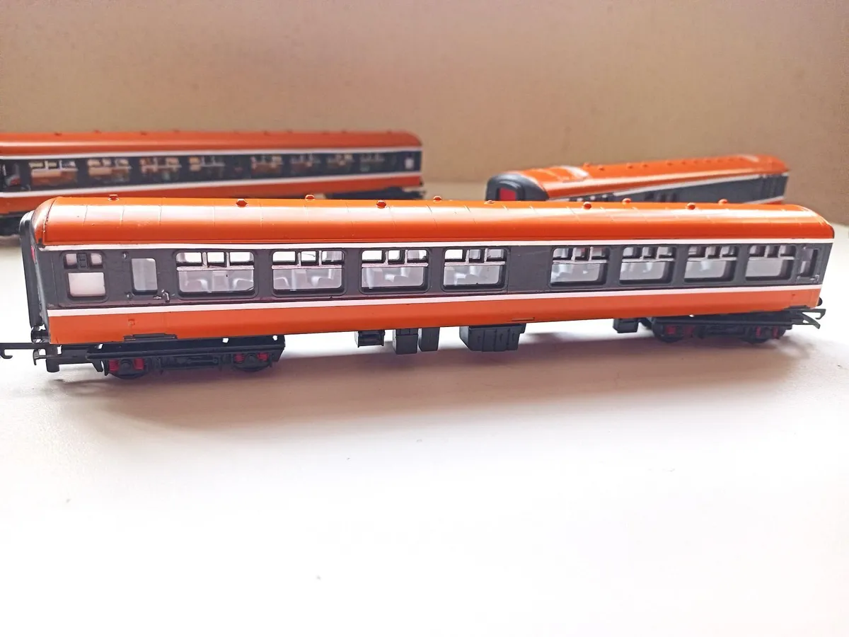 MODEL  RAILWAY  IRISH  MK 2  COACHES - Image 2