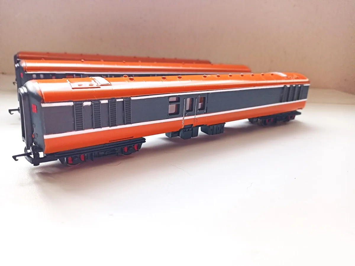 MODEL  RAILWAY  IRISH  MK 2  COACHES - Image 4