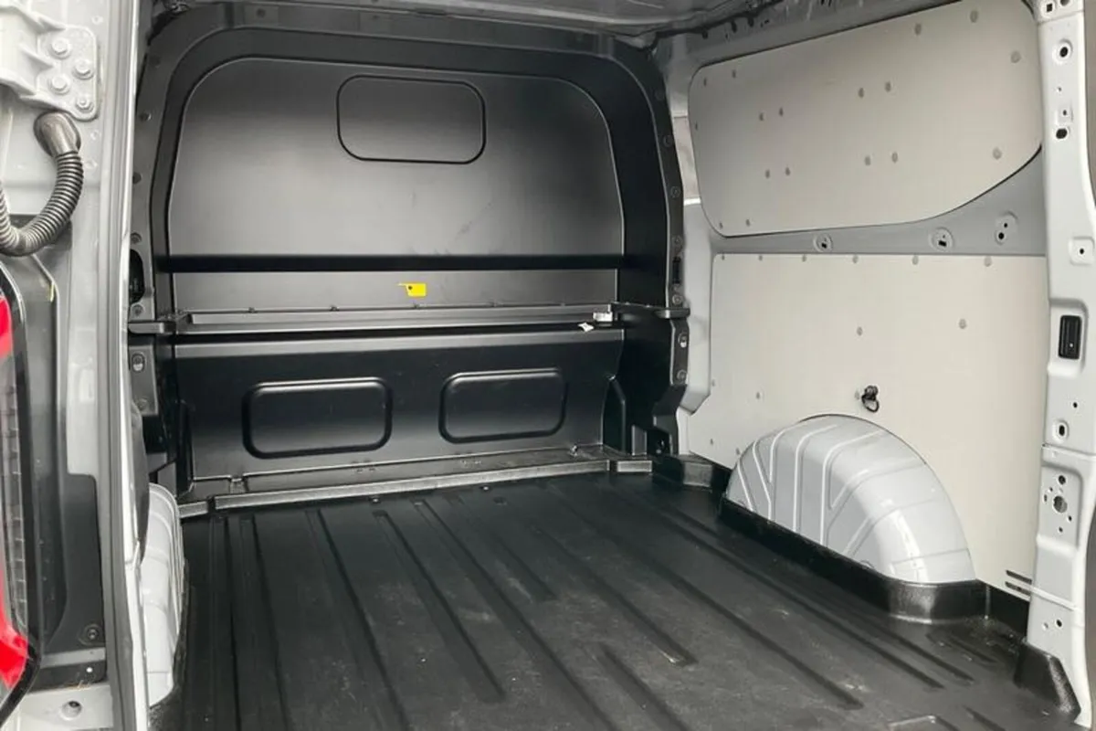 Ford Transit Custom 320 L2  FWD 2.0 EcoBlue 170ps - Image 4