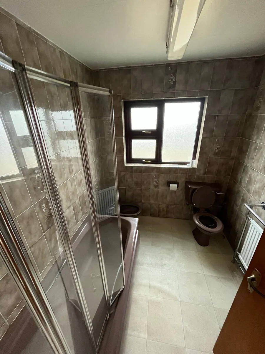 1980’s RETRO BROWN BATHROOM SUITES x2 - Image 1